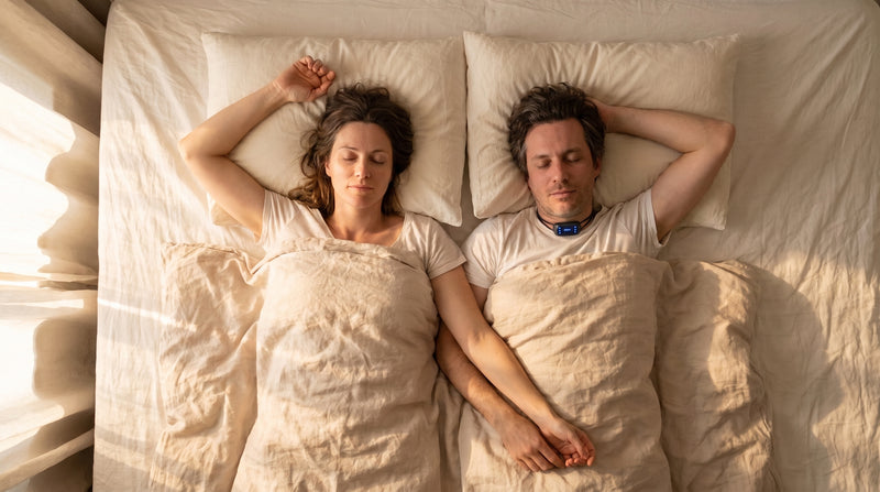Pareja durmiendo junta en la misma cama