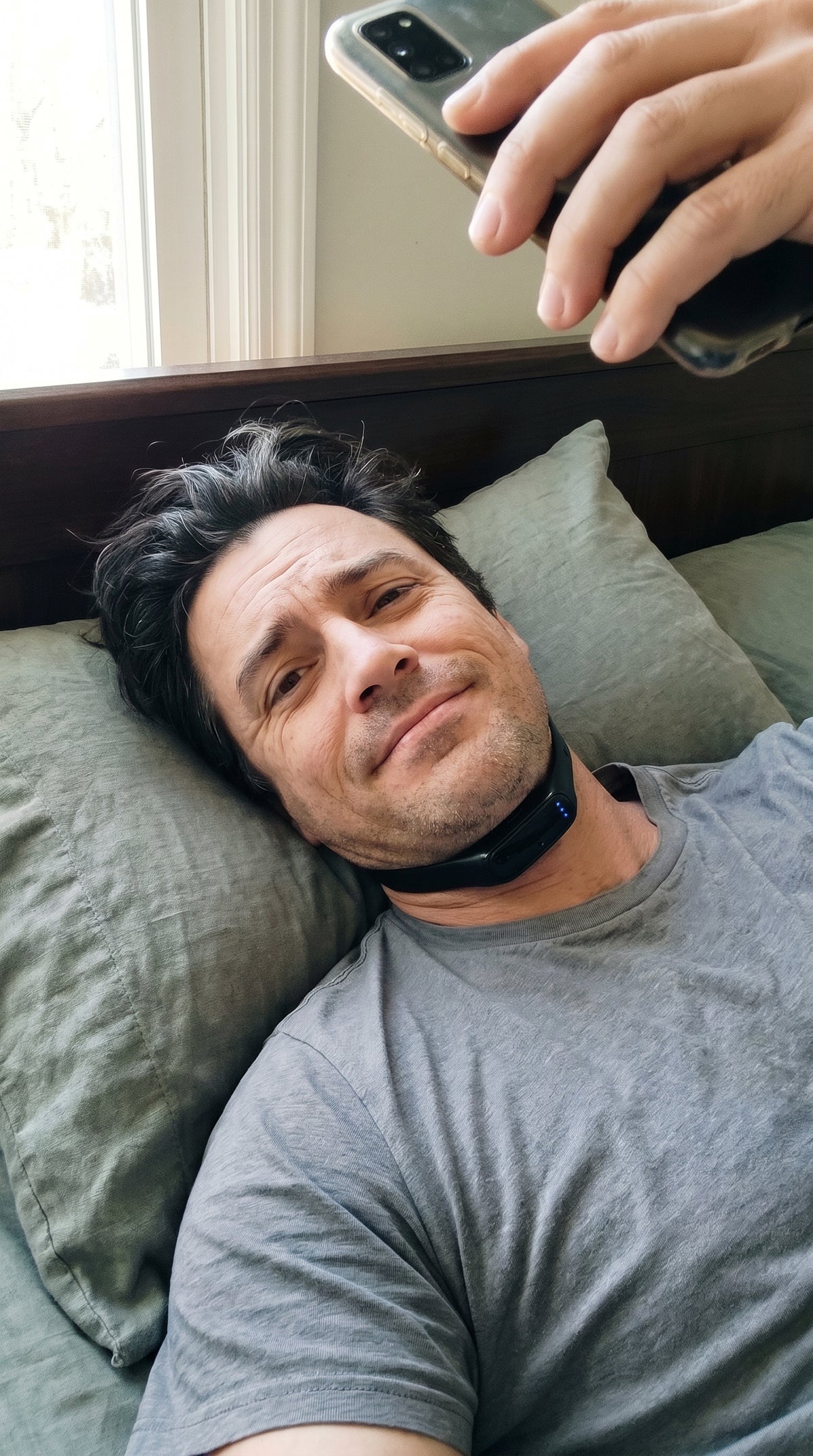 Hombre en la cama con el dispositivo antirronquidos puesto