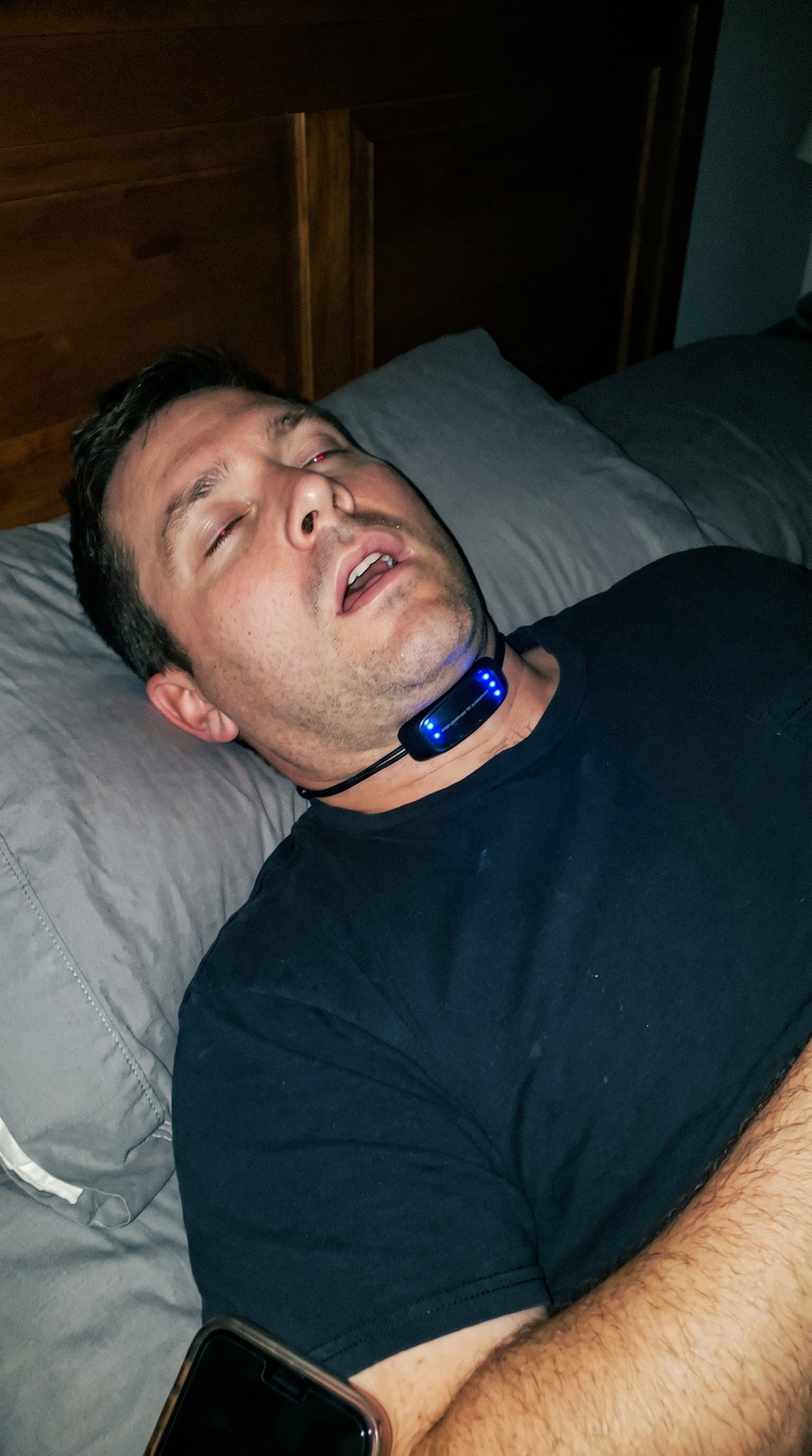 Hombre durmiendo con el dispositivo antirronquidos puesto