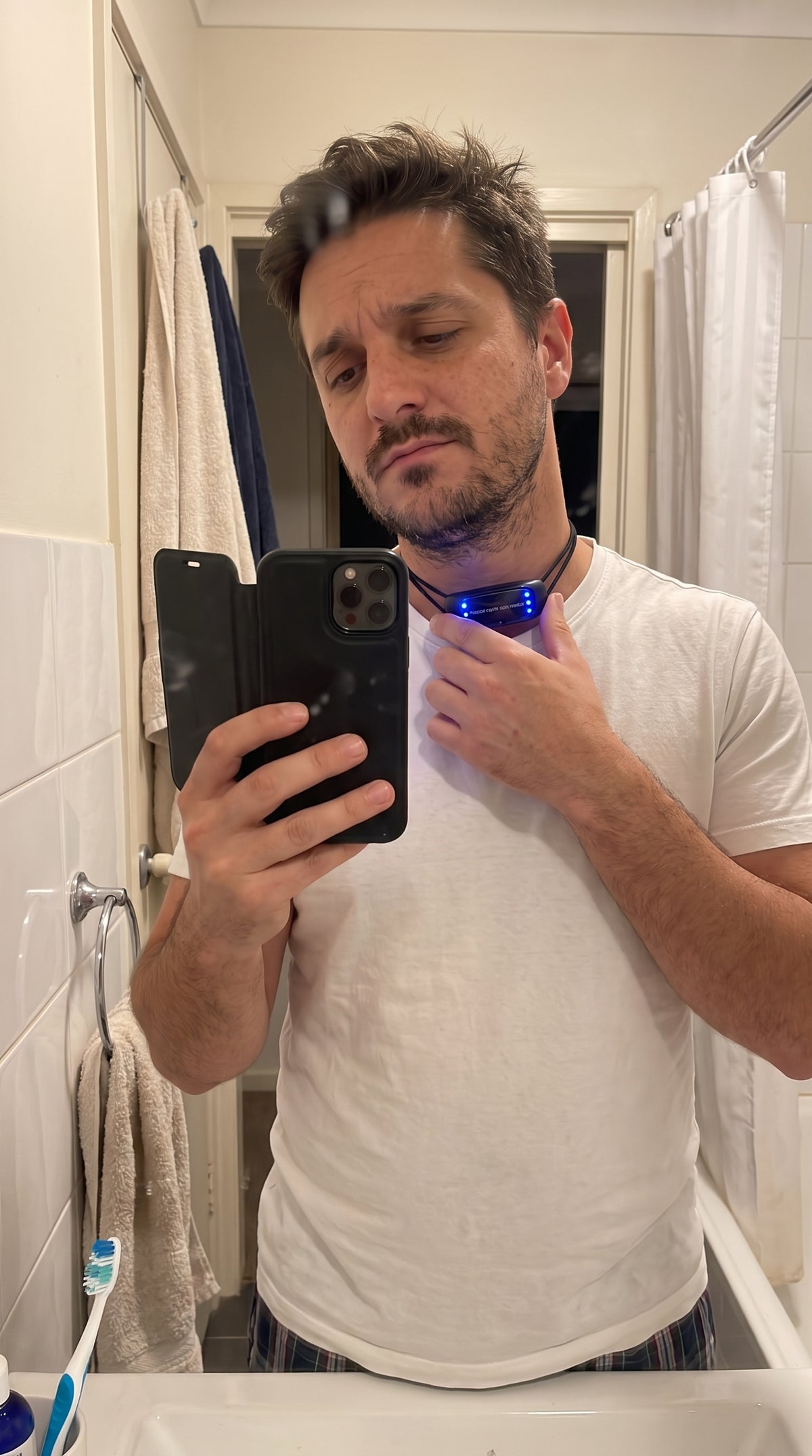 Hombre colocándose el dispositivo antirronquidos en el cuello